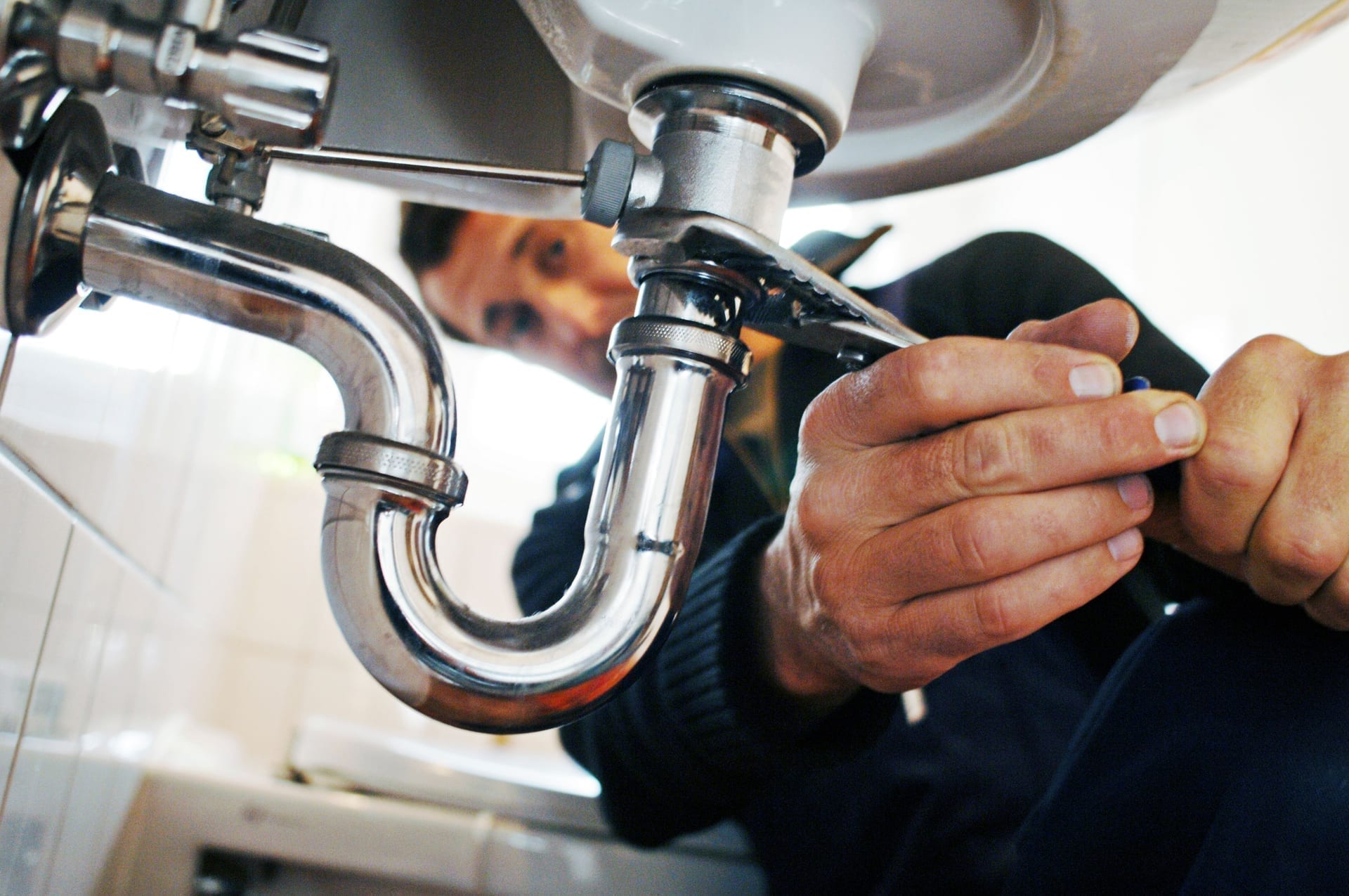 Plumbing dispatcher routing emergency calls and optimizing technician routes